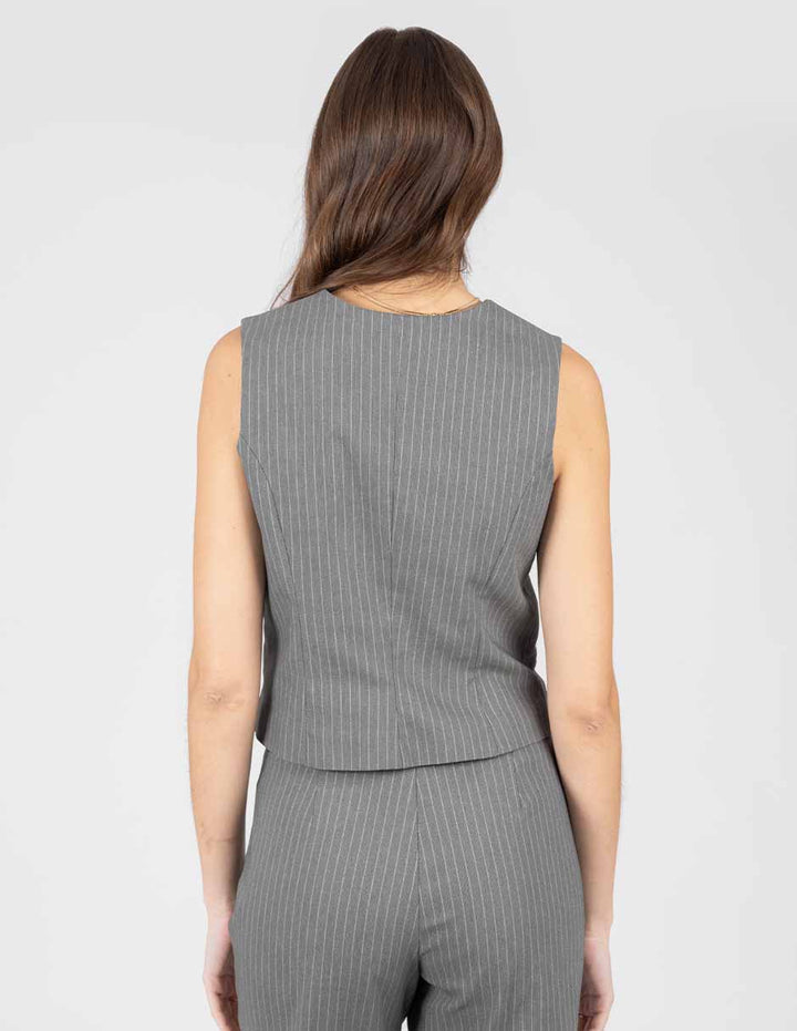 Chaleco gris de líneas y escote V (Conjunto)