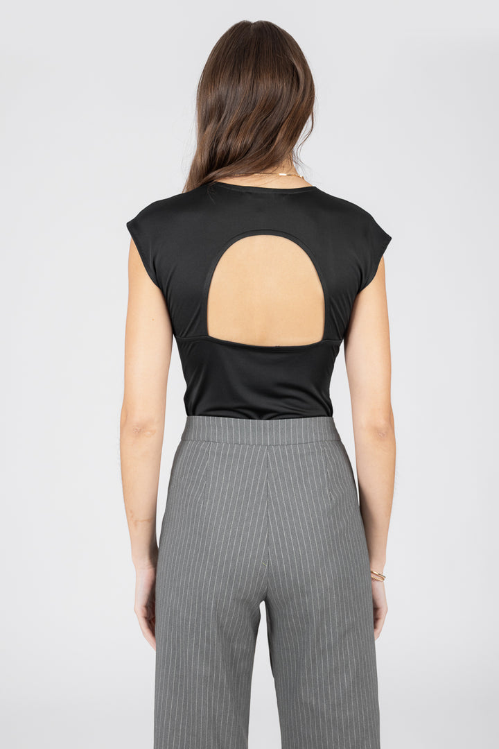 Blusa negra de manga corta y escote en espalda