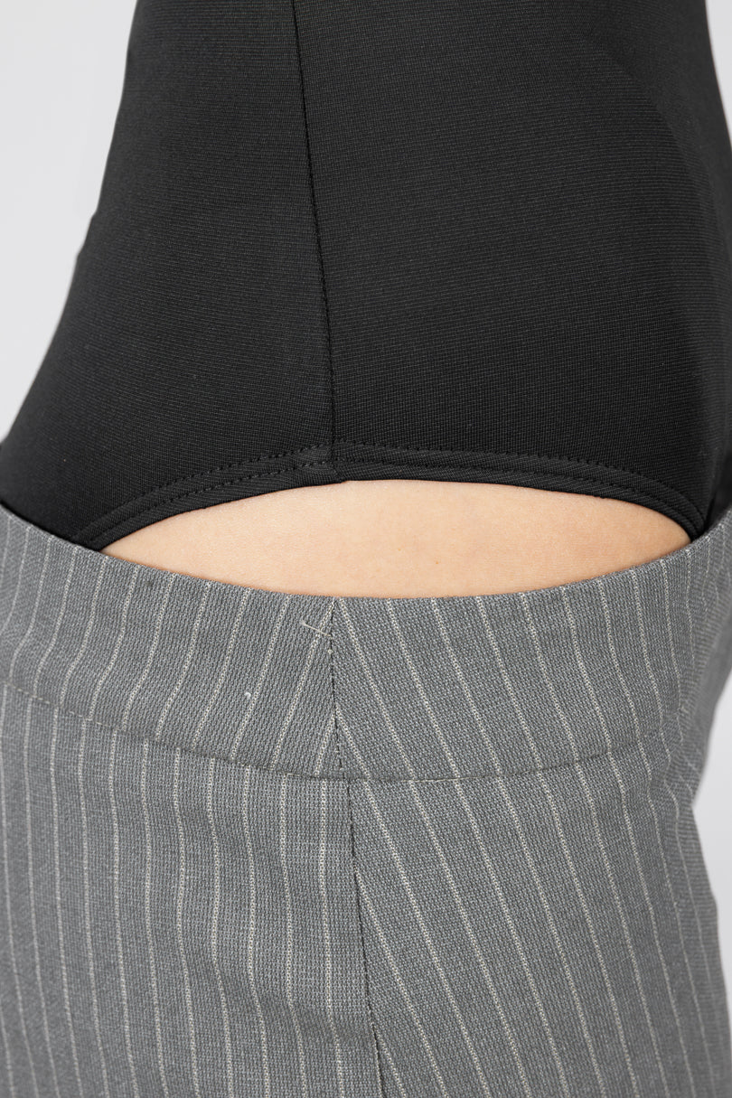 Blusa negra de manga corta y escote en espalda