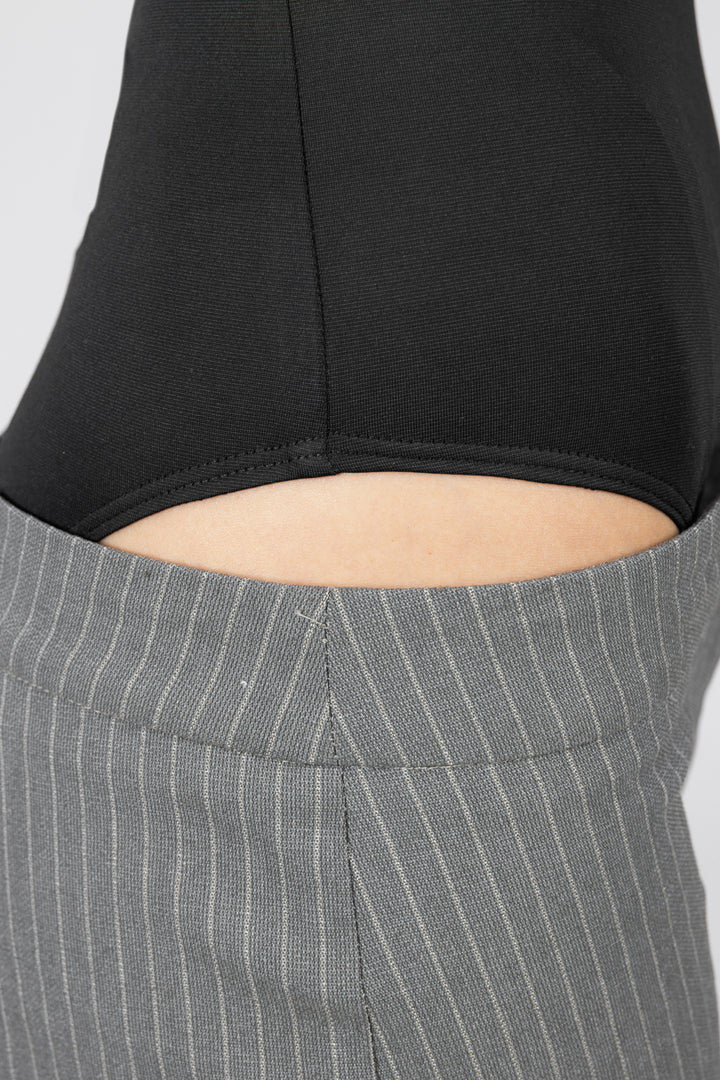 Blusa negra de manga corta y escote en espalda