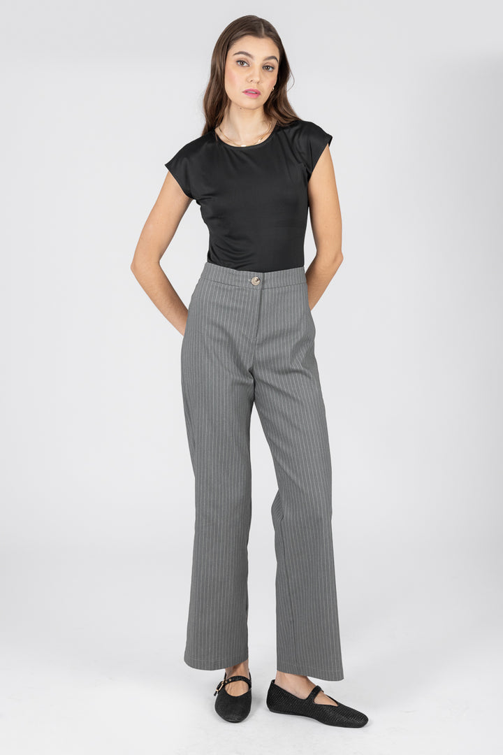 Blusa negra de manga corta y escote en espalda