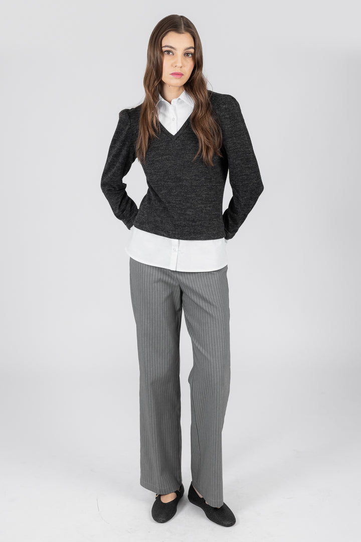 Blusa negra tipo suéter con popelina