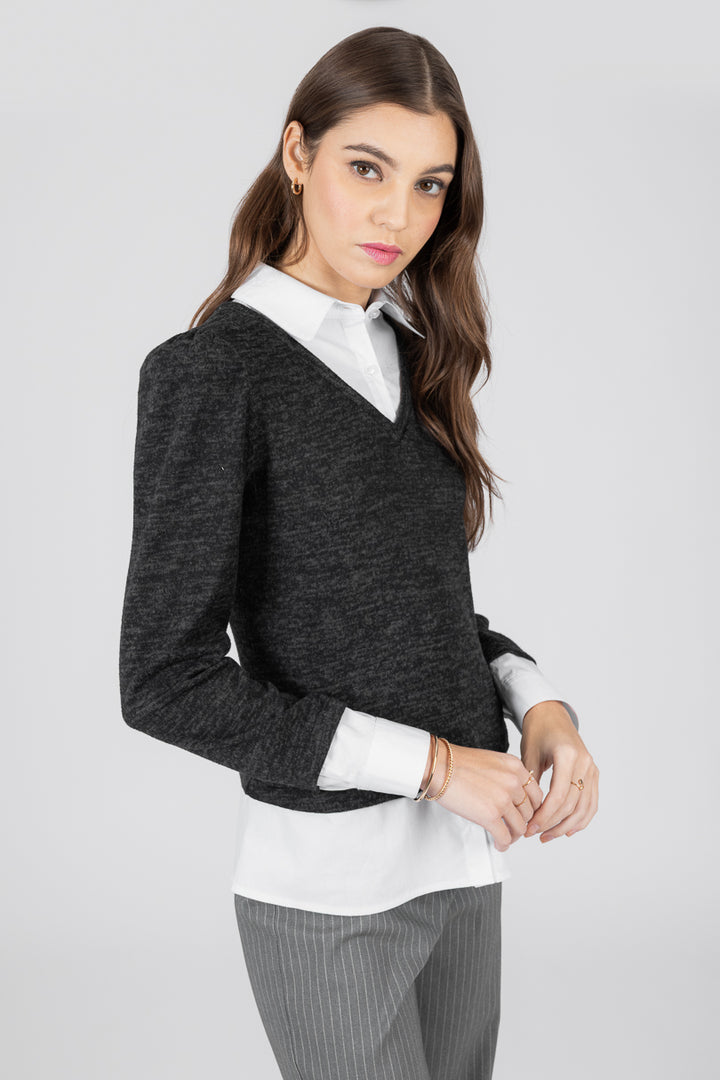 Blusa negra tipo suéter con popelina