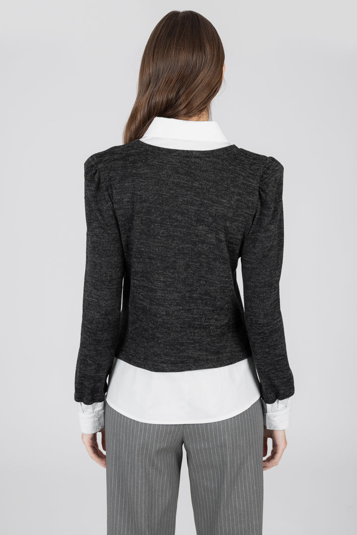 Blusa negra tipo suéter con popelina