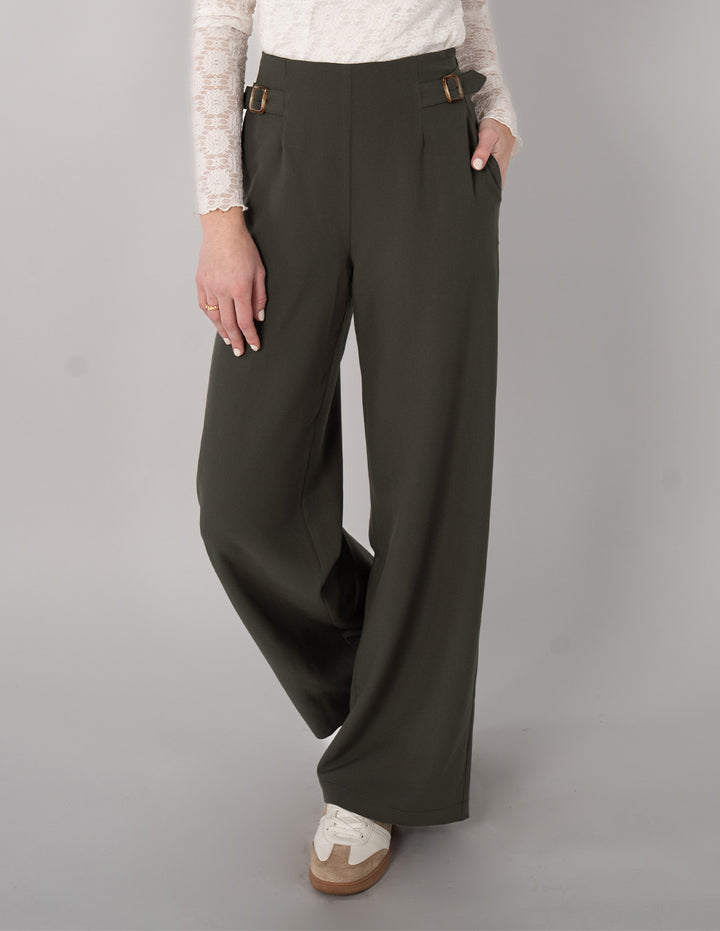 Pantalón verde con detalle en la cintura