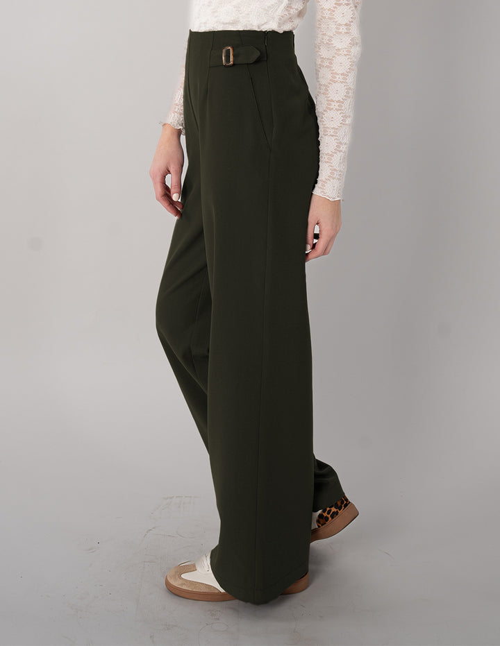 Pantalón verde con detalle en la cintura