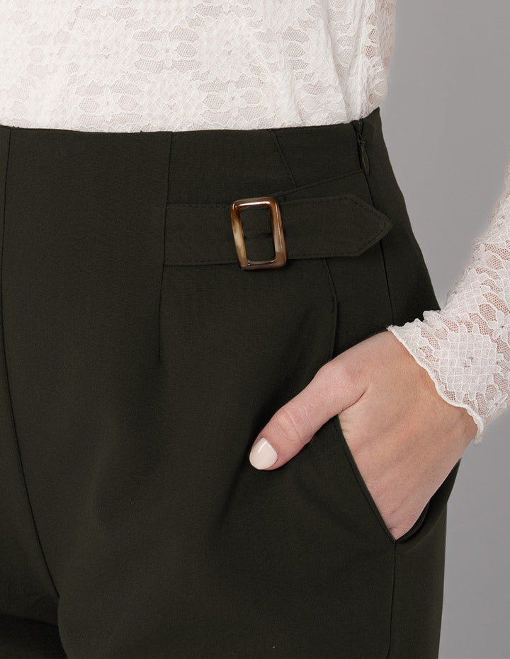 Pantalón verde con detalle en la cintura