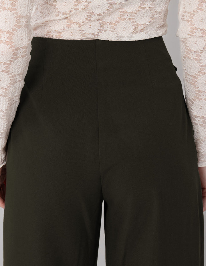 Pantalón verde con detalle en la cintura