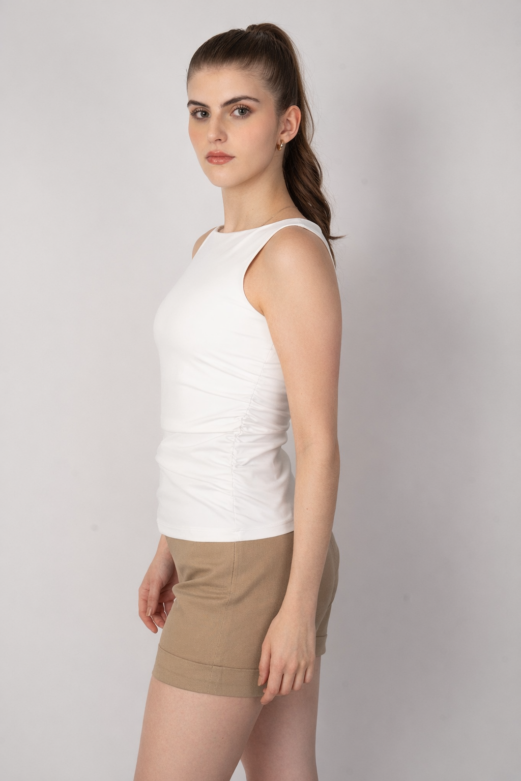 Blusa ivory sin manga y cuello redondo