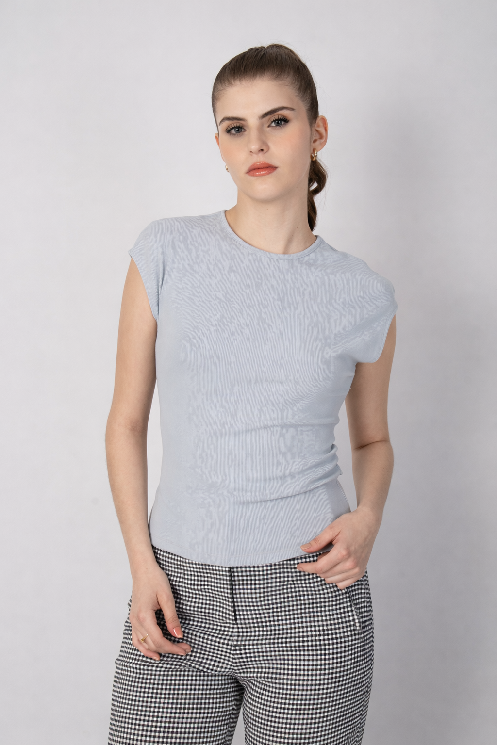 Blusa de manga corta (disponible en blanco y gris)