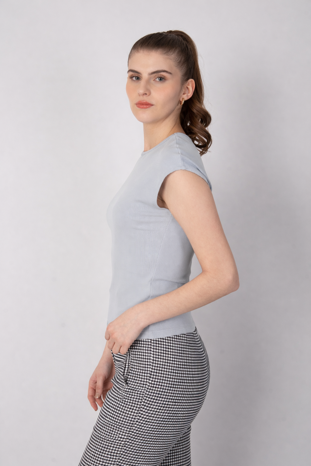 Blusa de manga corta (disponible en blanco y gris)