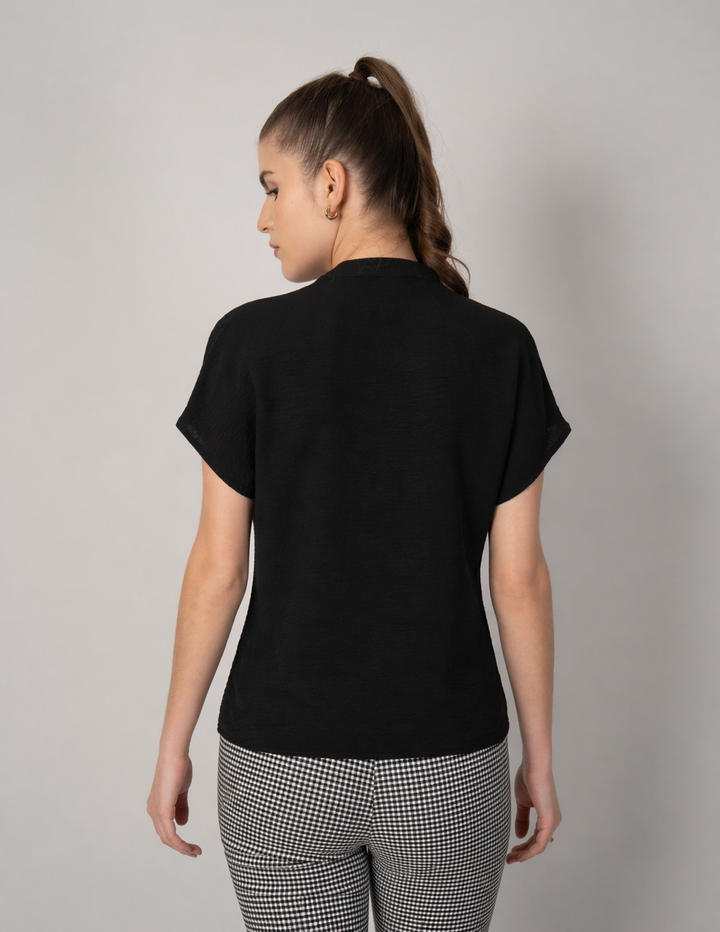 Blusa negra de manga corta y detalle de escarola