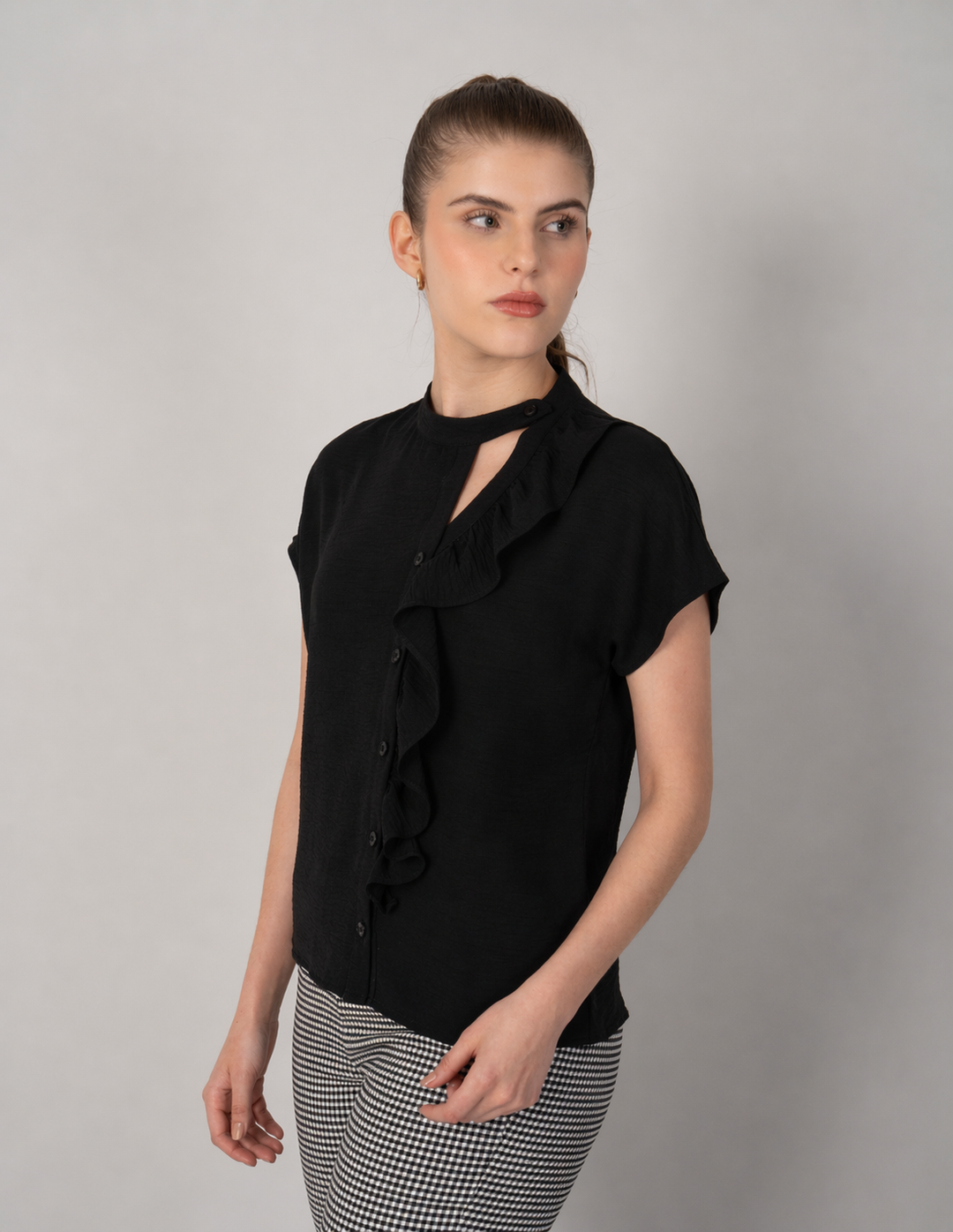 Blusa negra de manga corta y detalle de escarola