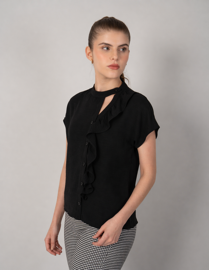 Blusa negra de manga corta y detalle de escarola