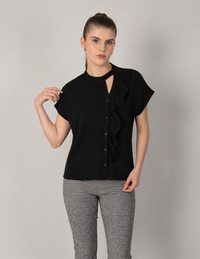 Blusa negra de manga corta y detalle de escarola