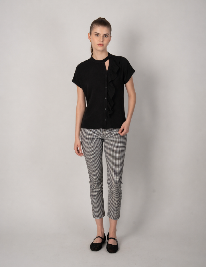 Blusa negra de manga corta y detalle de escarola
