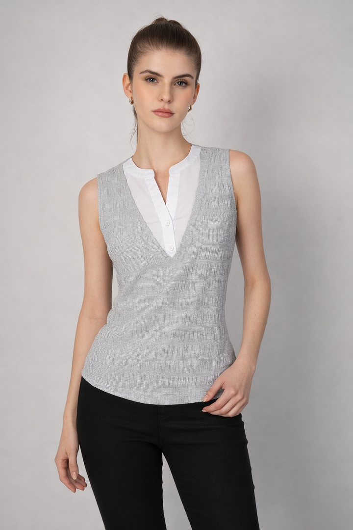 Blusa gris sin mangas en contrate de cuello