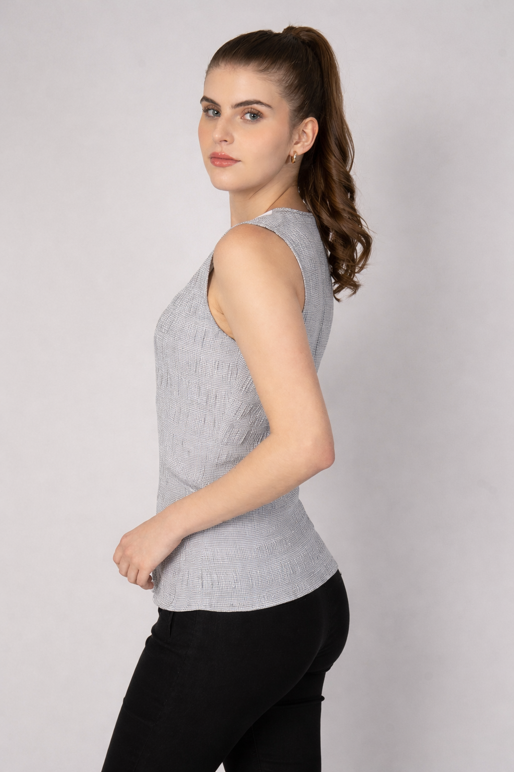 Blusa gris sin mangas en contrate de cuello