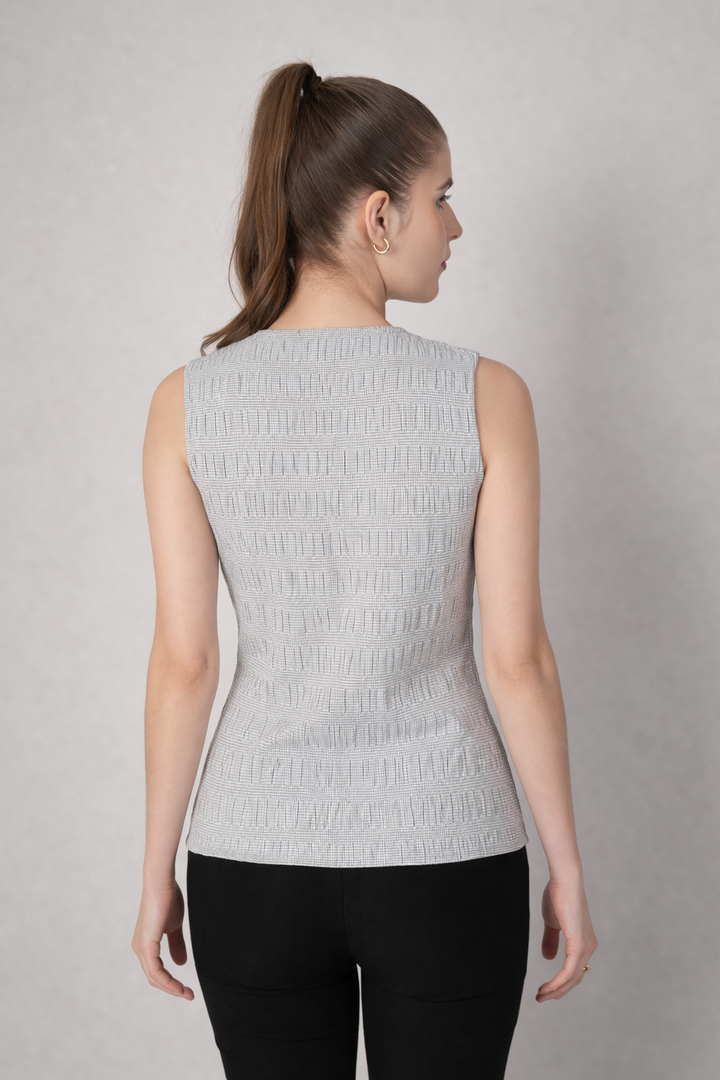 Blusa gris sin mangas en contrate de cuello