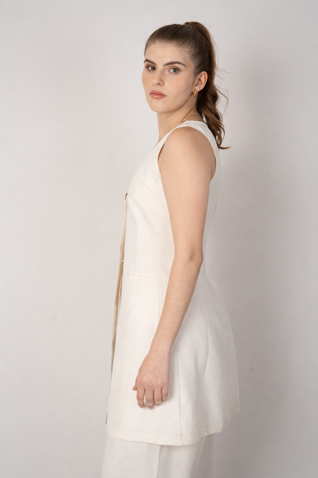 Chaleco ivory largo con escote V