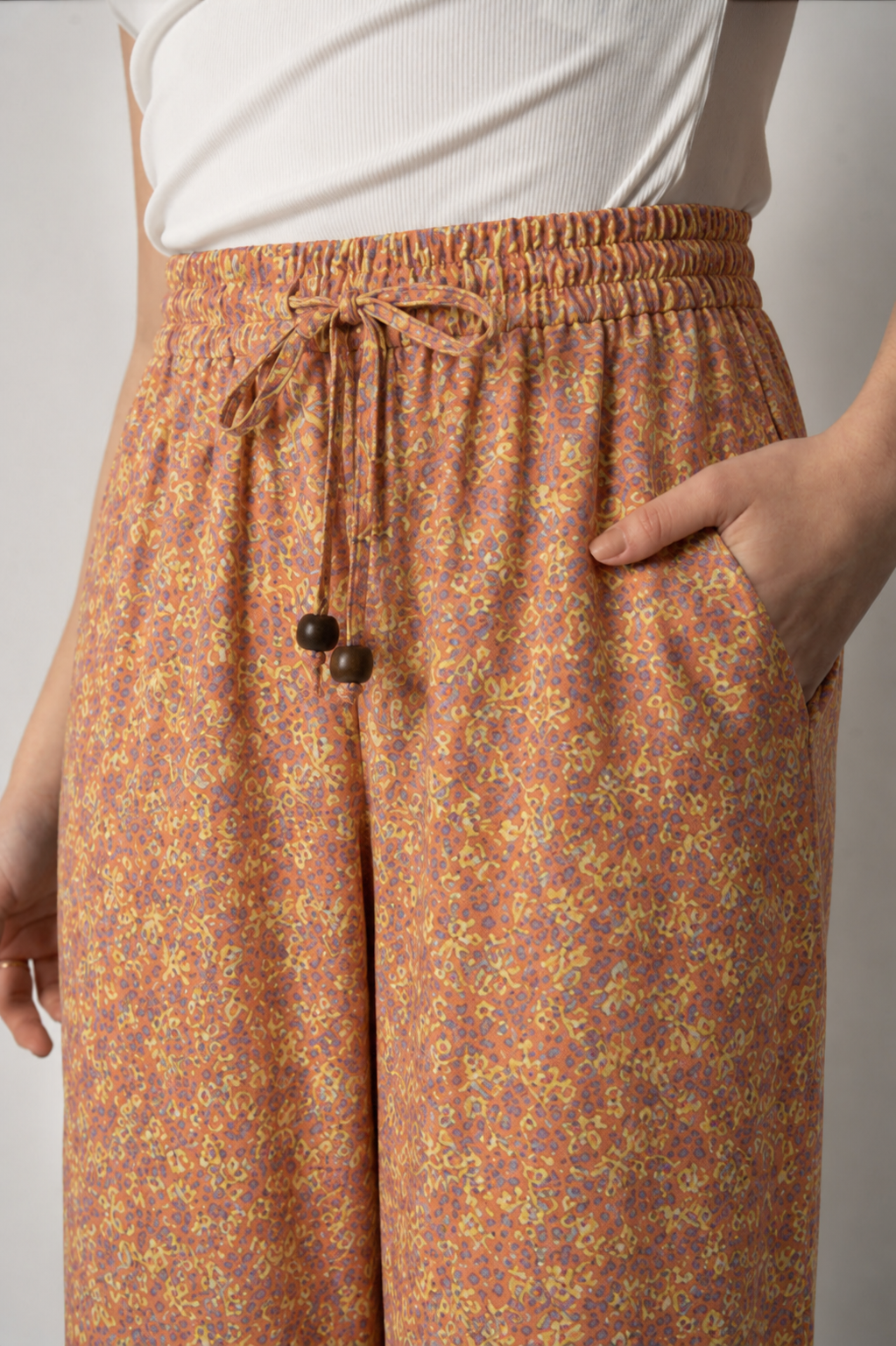 Pantalón relajado y estampado