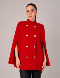 Capa roja con botones dorados