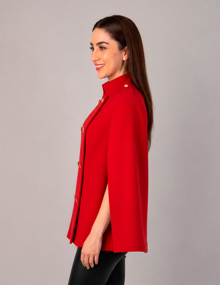 Capa roja con botones dorados