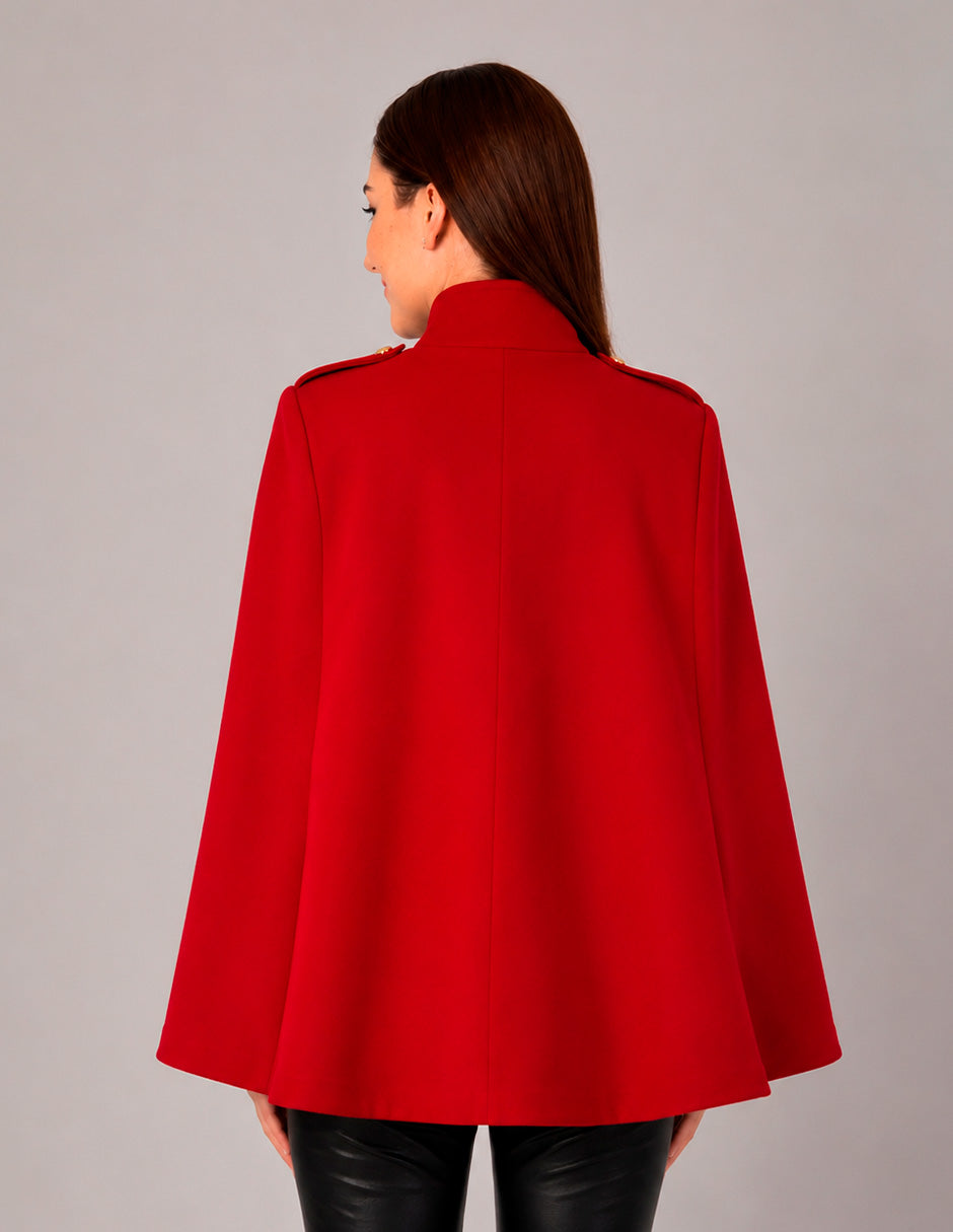 Capa roja con botones dorados