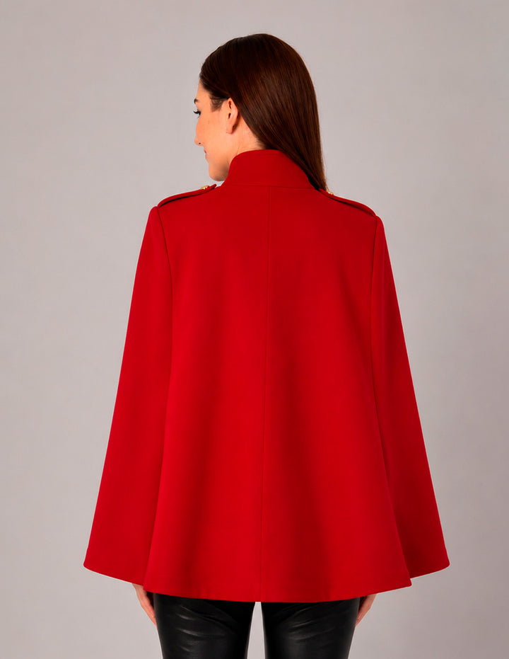 Capa roja con botones dorados