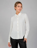 Blusa ivory camisera con botones enfrente