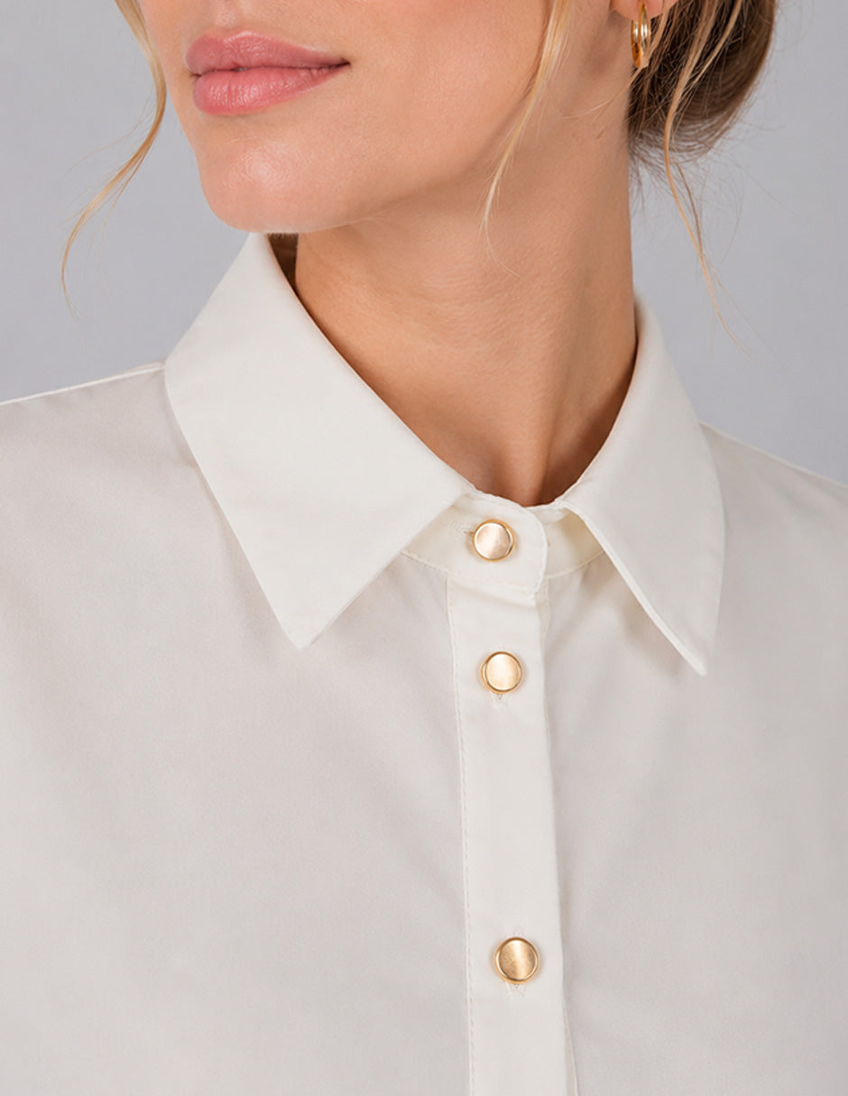 Blusa ivory camisera con botones enfrente