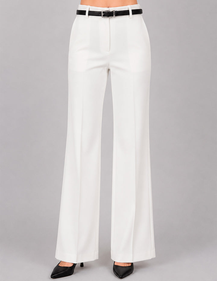 Pantalón blanco con contraste de cnturón negro