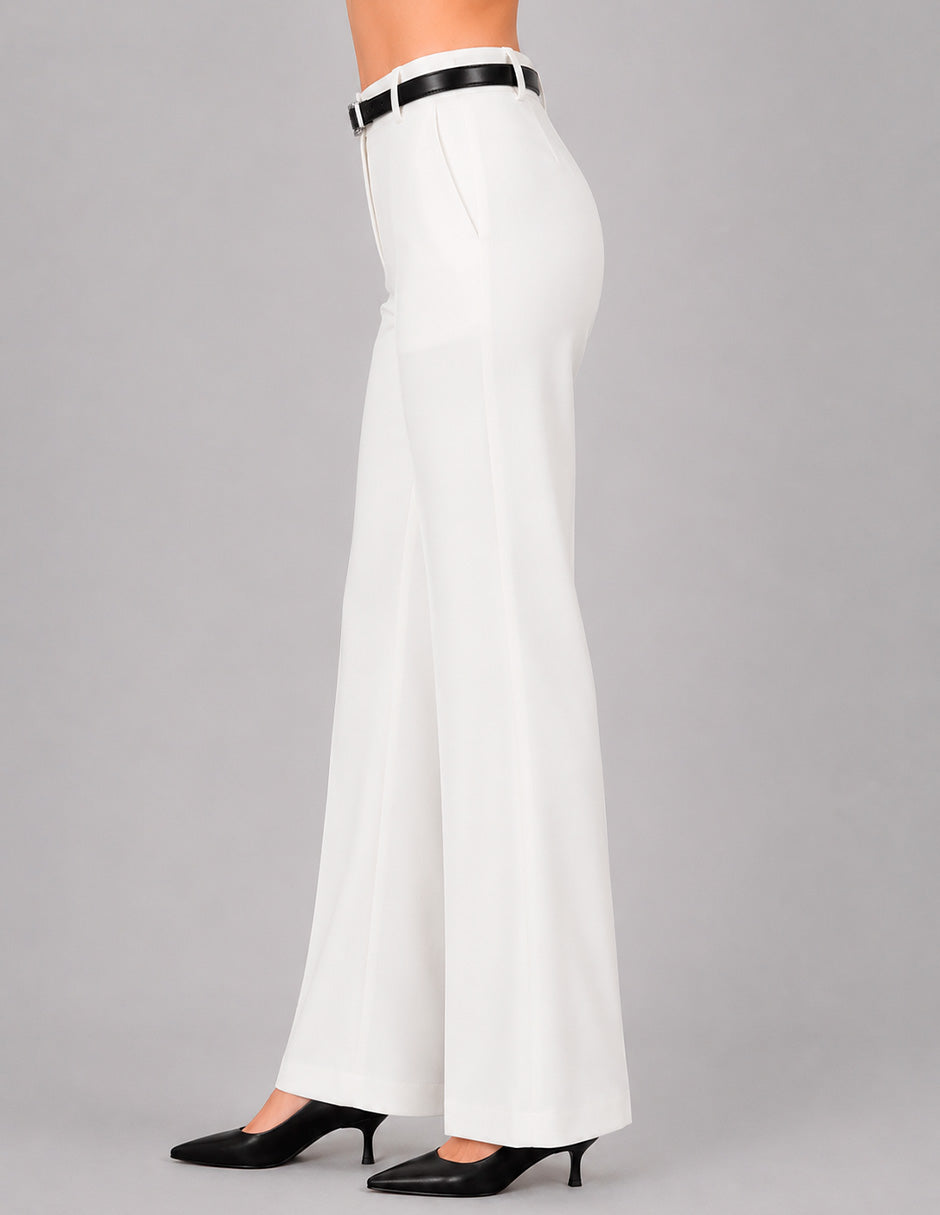 Pantalón blanco con contraste de cnturón negro