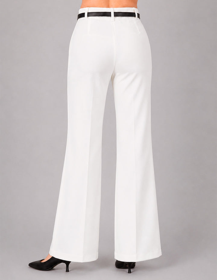 Pantalón blanco con contraste de cnturón negro