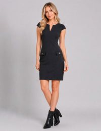 Vestido gris con rayas muy delgadas y cuello V