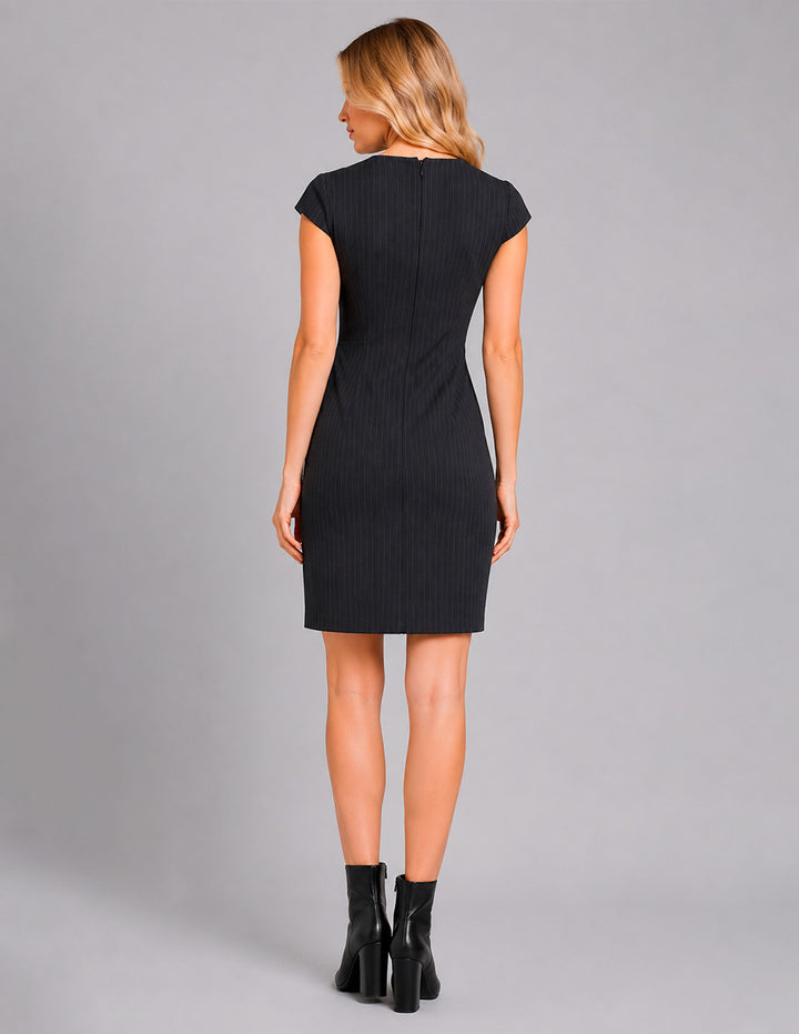 Vestido gris con rayas muy delgadas y cuello V