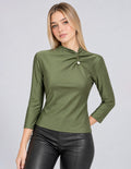 Blusa verde de manga larga y diseño de broche