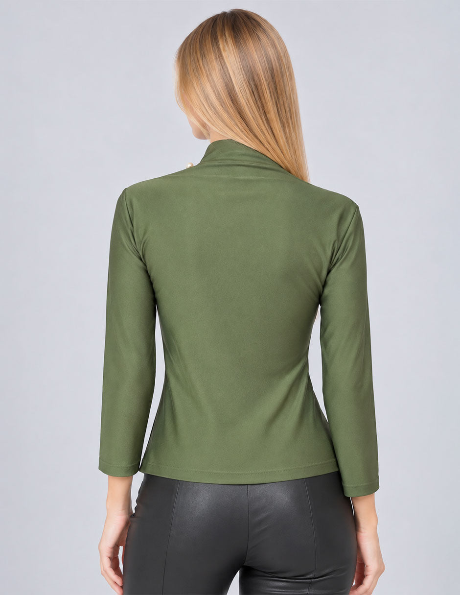 Blusa verde de manga larga y diseño de broche