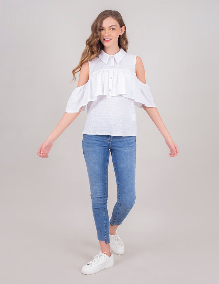 Blusa  blanca estilo camisera con detalle de mangas de  escarolas