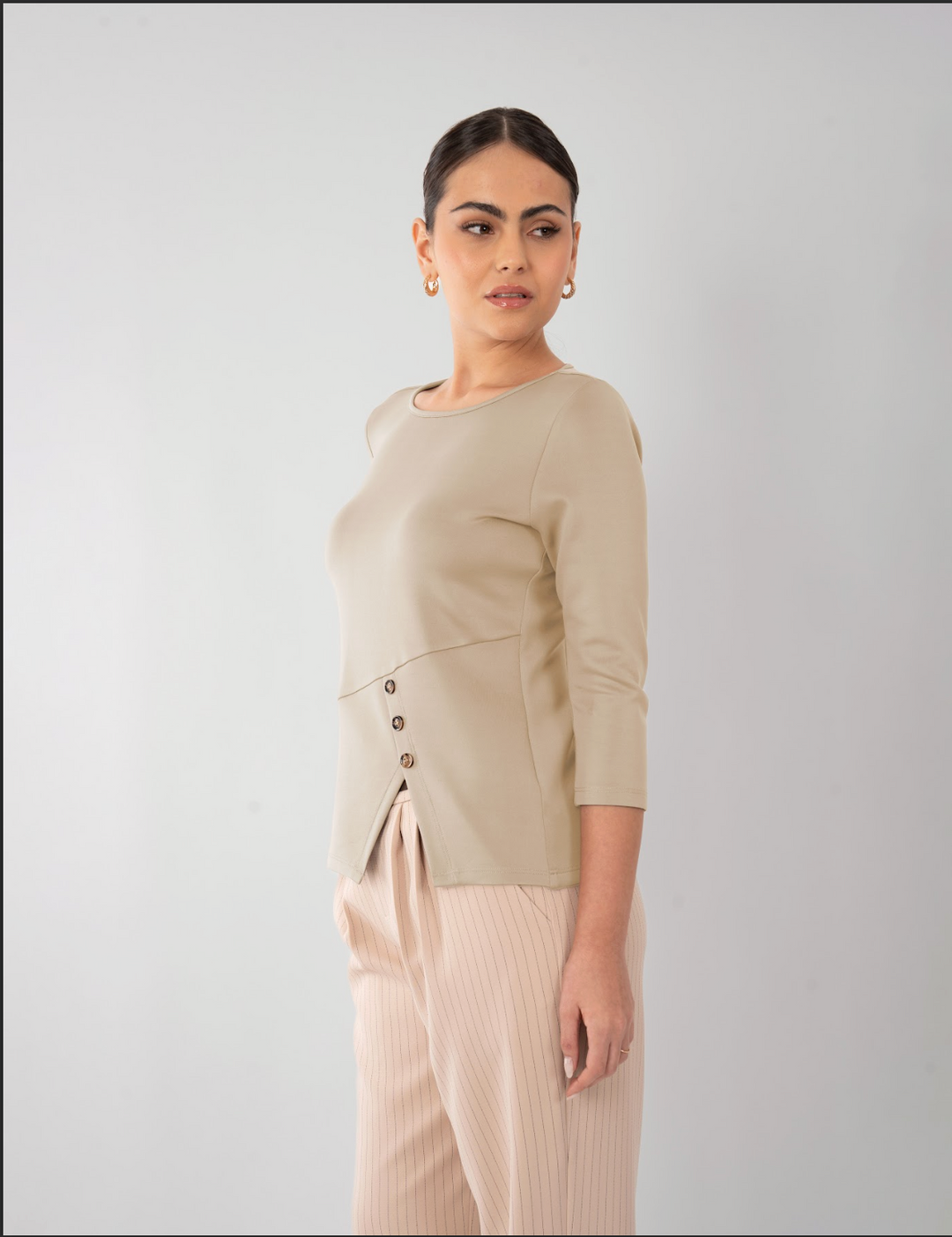 Blusa con detalle de botones (disponible en beige y café)