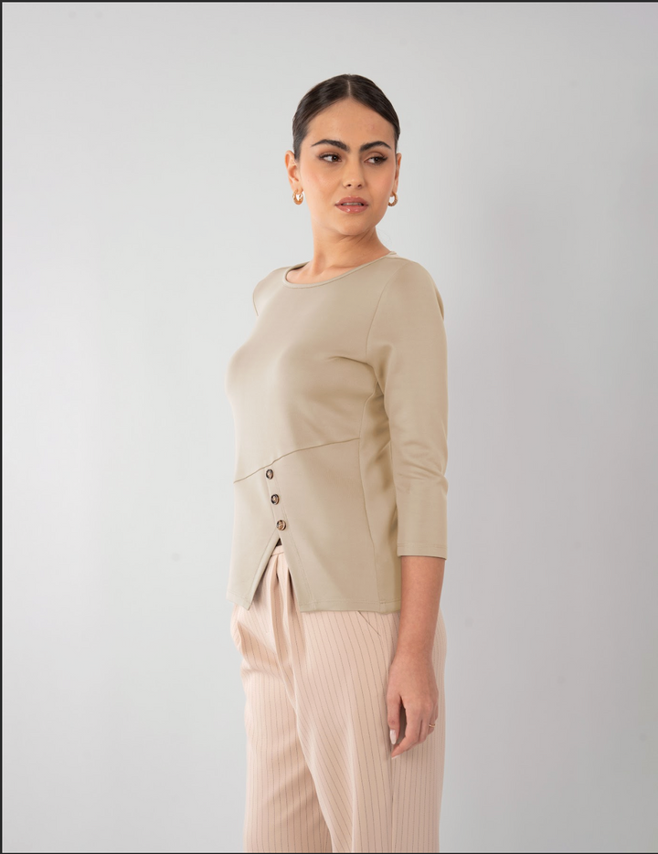 Blusa con detalle de botones (disponible en beige y café)