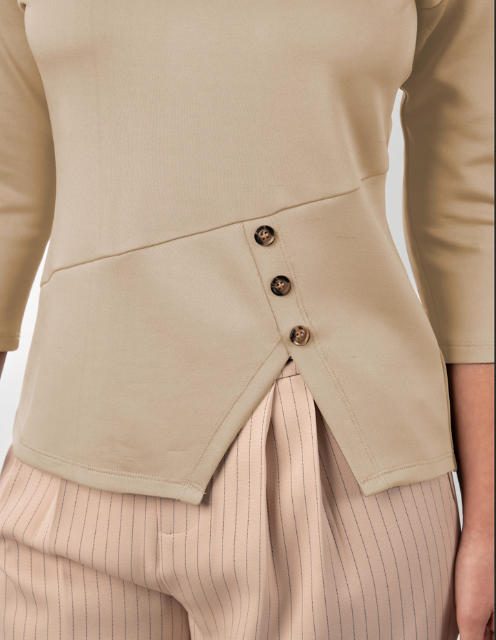 Blusa con detalle de botones (disponible en beige y café)