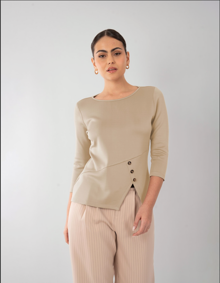 Blusa con detalle de botones (disponible en beige y café)