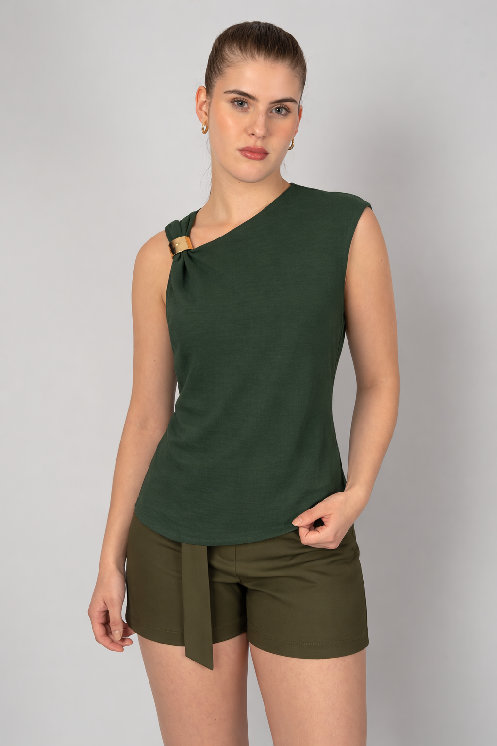Blusa de vestir sin mangas con diseño en hombro ( disponible en  ivory / verde)