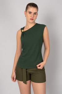 Blusa de vestir sin mangas con diseño en hombro ( disponible en  ivory / verde)