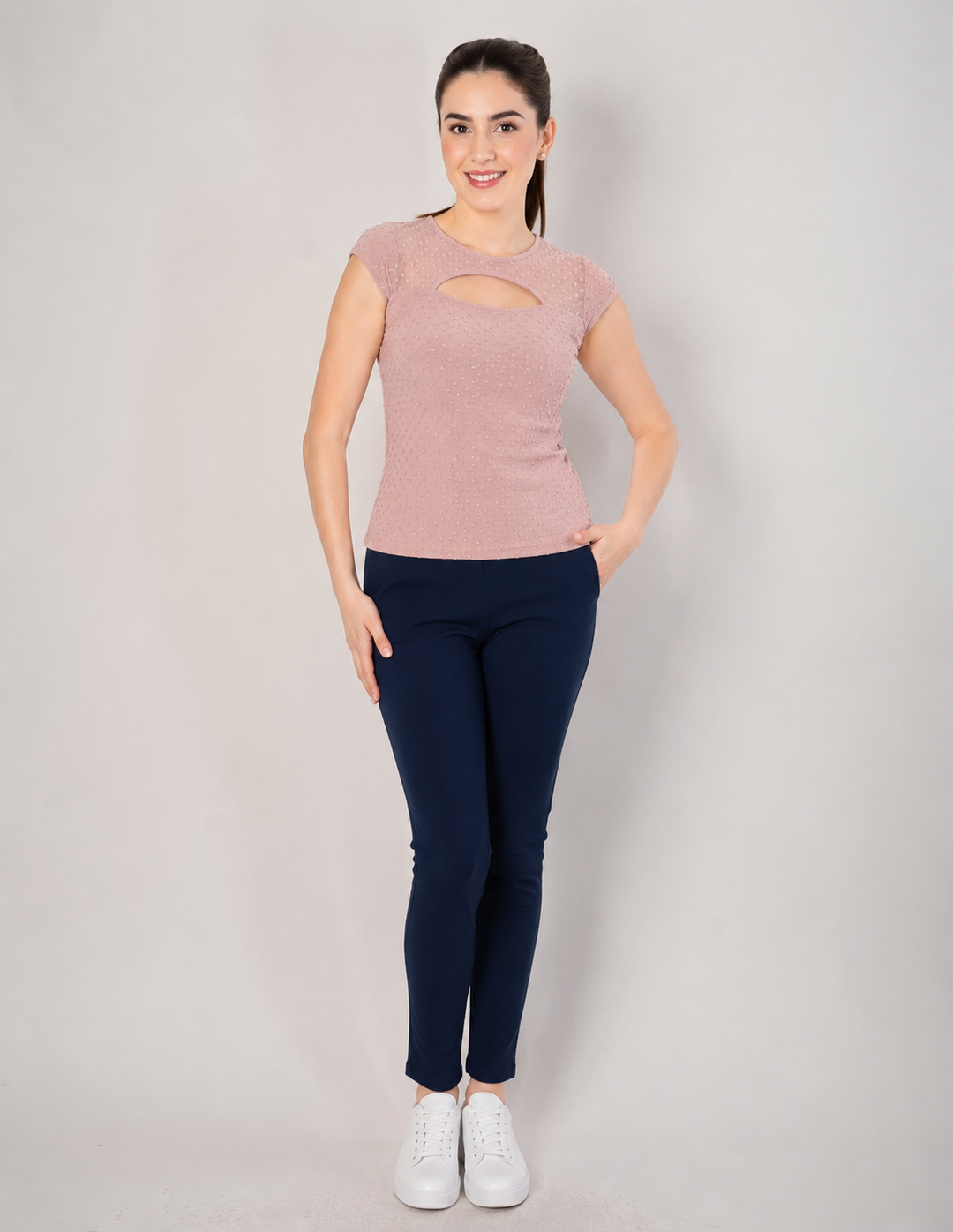 Blusa rosa con detalle de abertura y manga corta