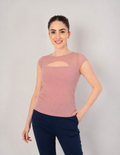 Blusa rosa con detalle de abertura y manga corta