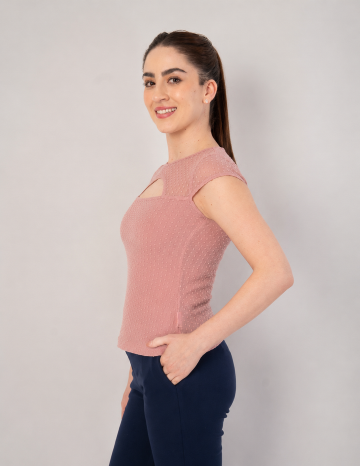 Blusa rosa con detalle de abertura y manga corta