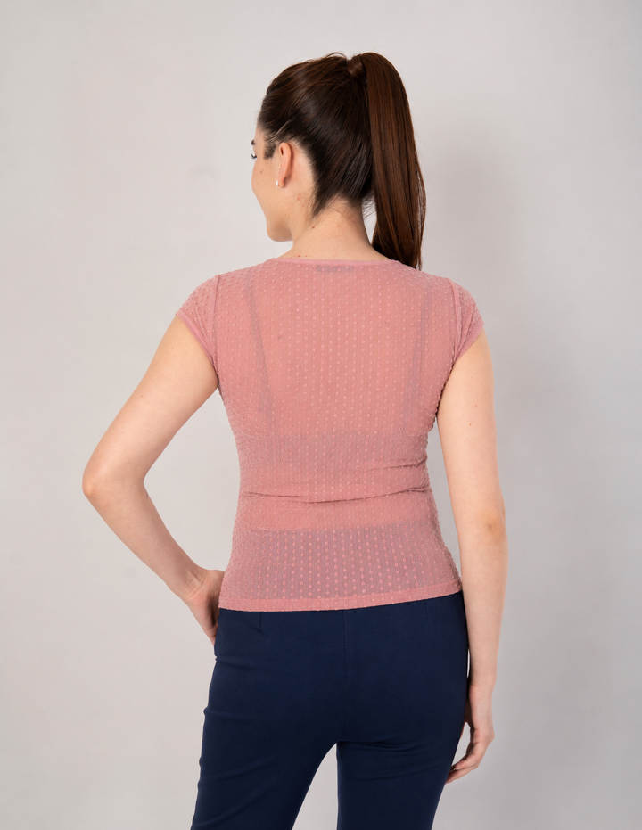 Blusa rosa con detalle de abertura y manga corta