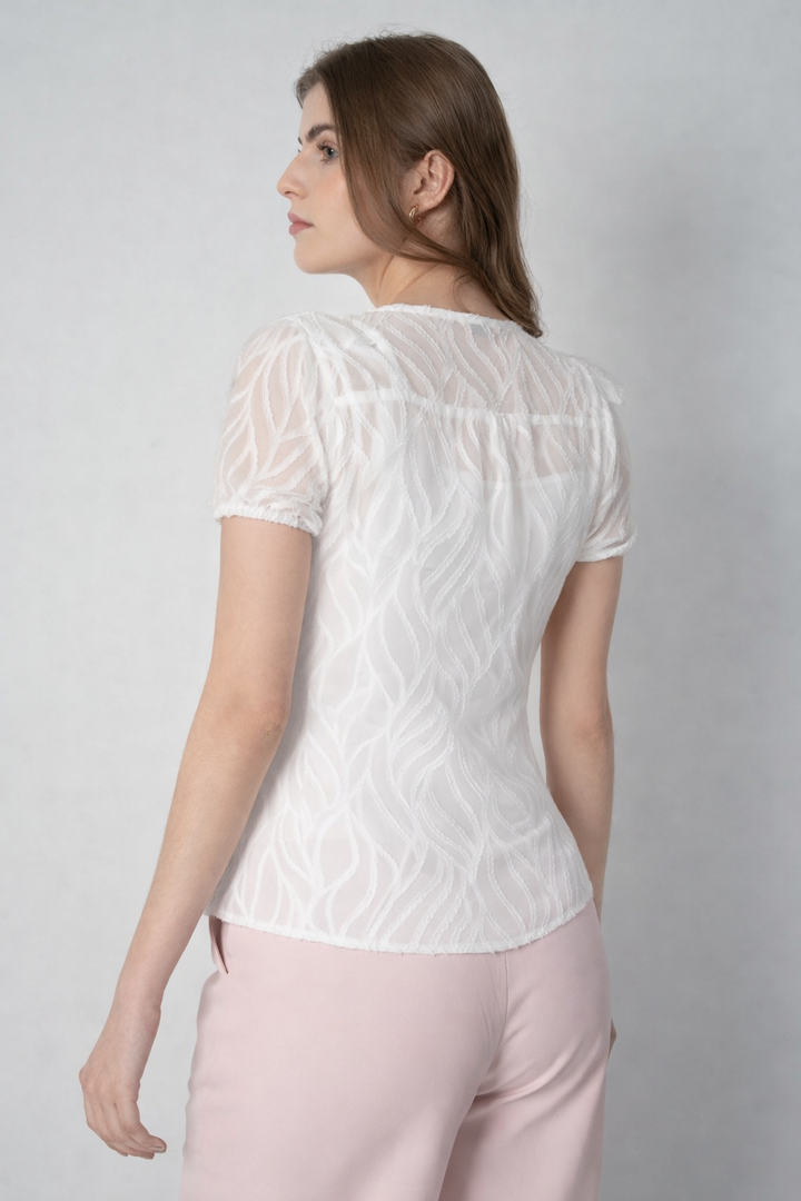 Blusa ivory con diseño de escarolas y encaje